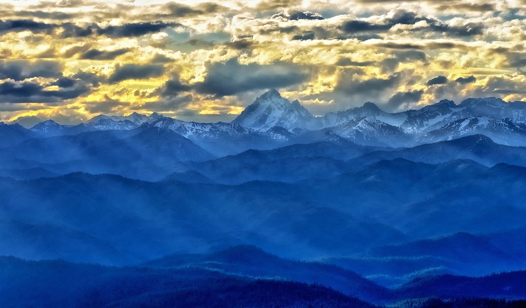 Обои облака, горы, вид, пик, гряда, clouds, mountains, view, peak, ridge разрешение 1920x1300 Загрузить