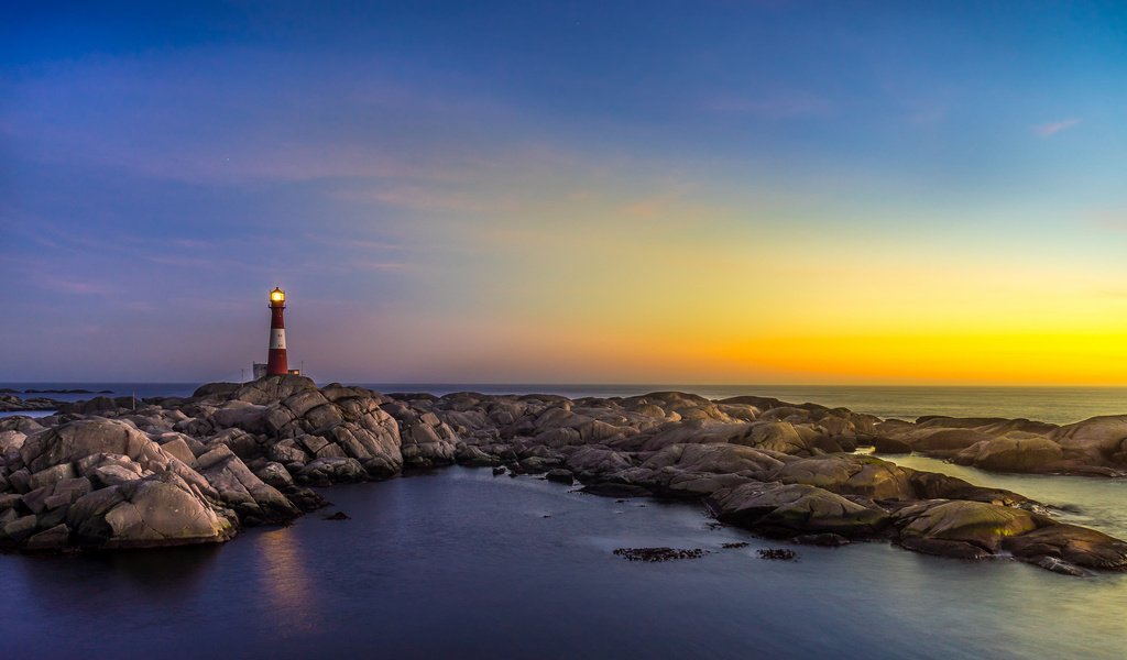 Обои небо, свет, закат, отражение, море, маяк, горизонт, the sky, light, sunset, reflection, sea, lighthouse, horizon разрешение 2048x1152 Загрузить