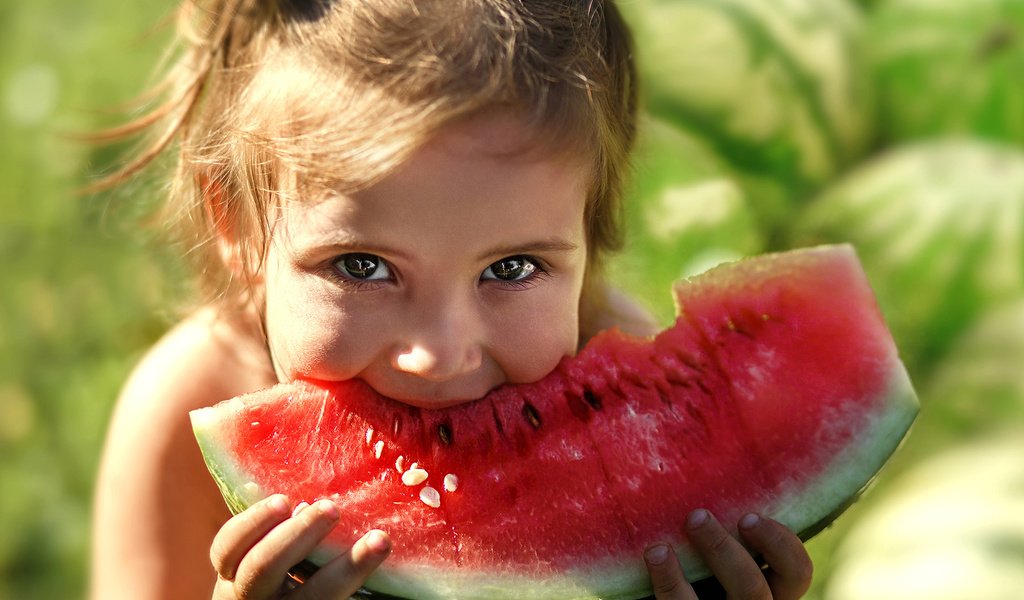 Обои глаза, девочка, арбуз, кушает, eyes, girl, watermelon, eats разрешение 1920x1200 Загрузить