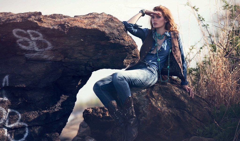 Обои камни, девушка, поза, модель, сидит, джинсы, madison headrick, stones, girl, pose, model, sitting, jeans разрешение 2000x1299 Загрузить