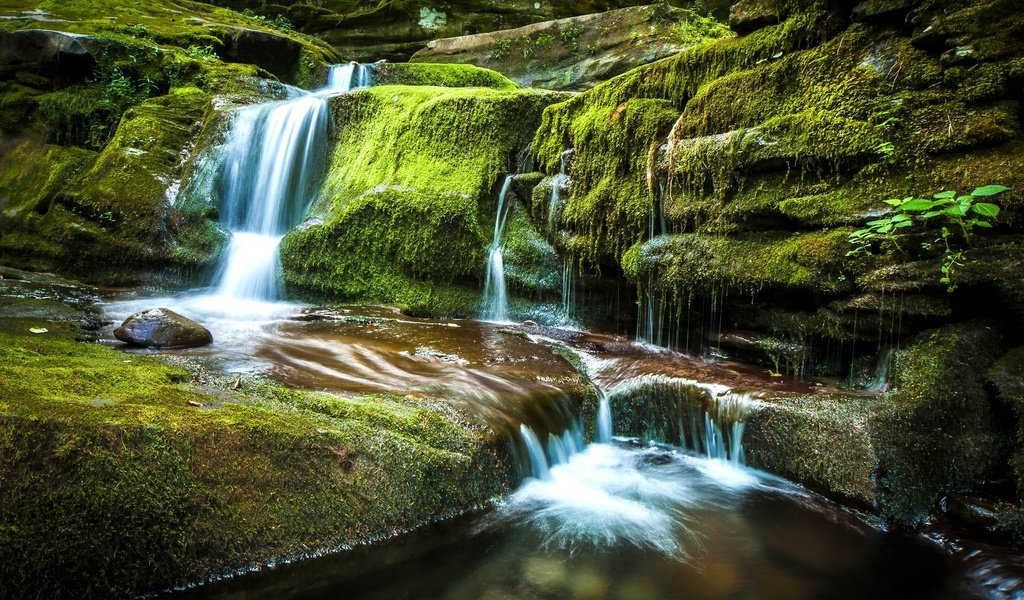 Обои камни, водопад, мох, stones, waterfall, moss разрешение 2880x1916 Загрузить