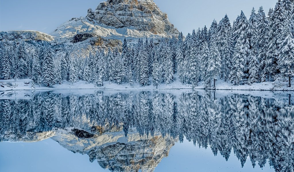 Обои деревья, dolomites, озеро, горы, снег, зима, отражение, пейзаж, италия, trees, lake, mountains, snow, winter, reflection, landscape, italy разрешение 2880x2160 Загрузить