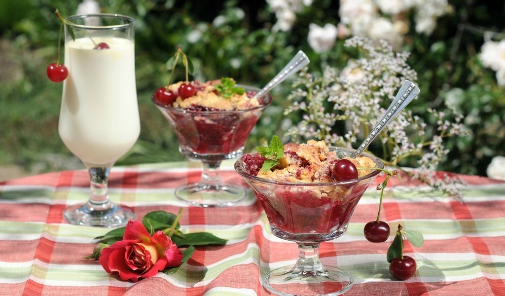 Обои лето, роза, бокал, вишня, молоко, десерт, крамбл, summer, rose, glass, cherry, milk, dessert, crumble разрешение 1920x1221 Загрузить