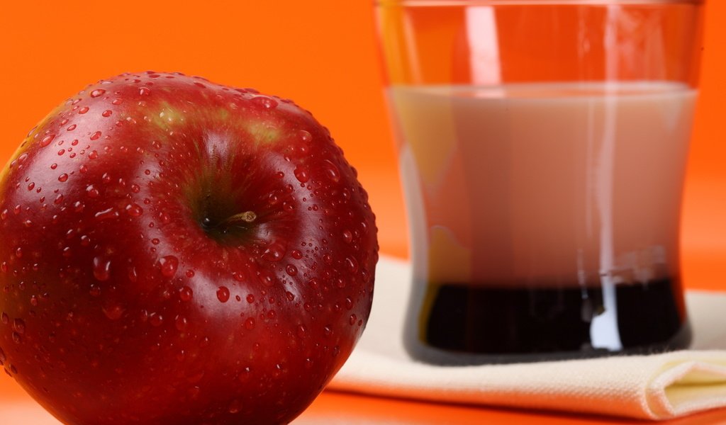 Обои капли, яблоко, стакан, красное, спелое, drops, apple, glass, red, ripe разрешение 1920x1280 Загрузить