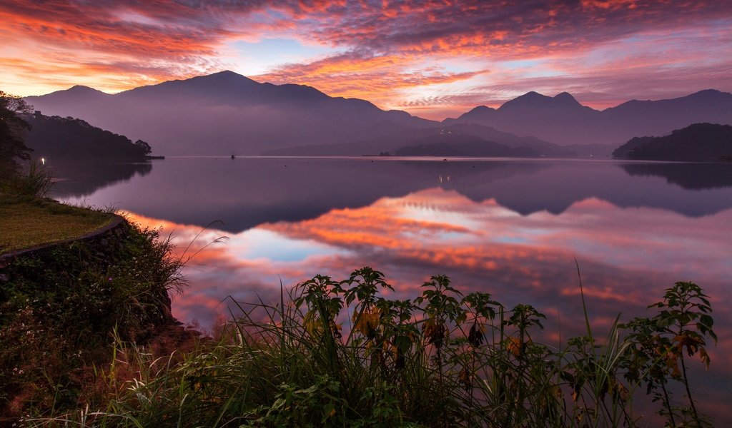 Обои озеро, горы, закат, отражение, тайвань, китай, озеро сан мун, ючи, lake, mountains, sunset, reflection, taiwan, china, the sun moon lake, yuchi разрешение 2880x1920 Загрузить