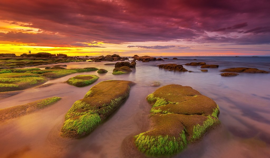 Обои скалы, камни, берег, закат, море, водоросли, rocks, stones, shore, sunset, sea, algae разрешение 2047x1246 Загрузить