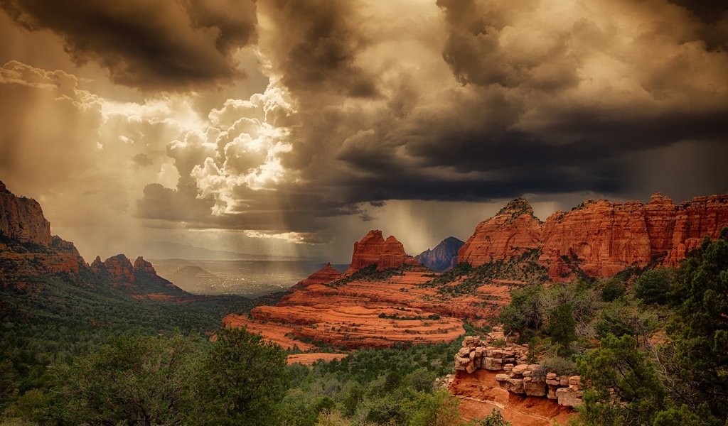 Обои небо, свет, облака, деревья, скалы, каньон, дождь, the sky, light, clouds, trees, rocks, canyon, rain разрешение 1920x1200 Загрузить