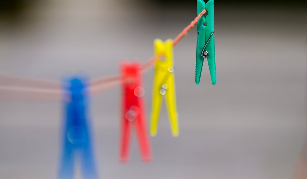 Обои цвета, фон, проволока, веревка, прищепки, color, background, wire, rope, clothespins разрешение 2048x1365 Загрузить