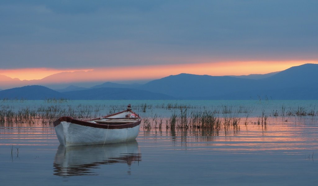 Обои озеро, горы, лодка, турция, озеро бейшехир, таврские горы, lake, mountains, boat, turkey, lake beyşehir, the taurus mountains разрешение 4510x2536 Загрузить