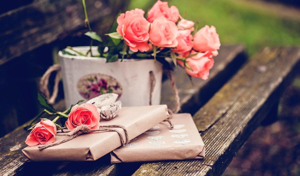 Обои цветы, розы, скамейка, подарок, flowers, roses, bench, gift разрешение 3730x2482 Загрузить