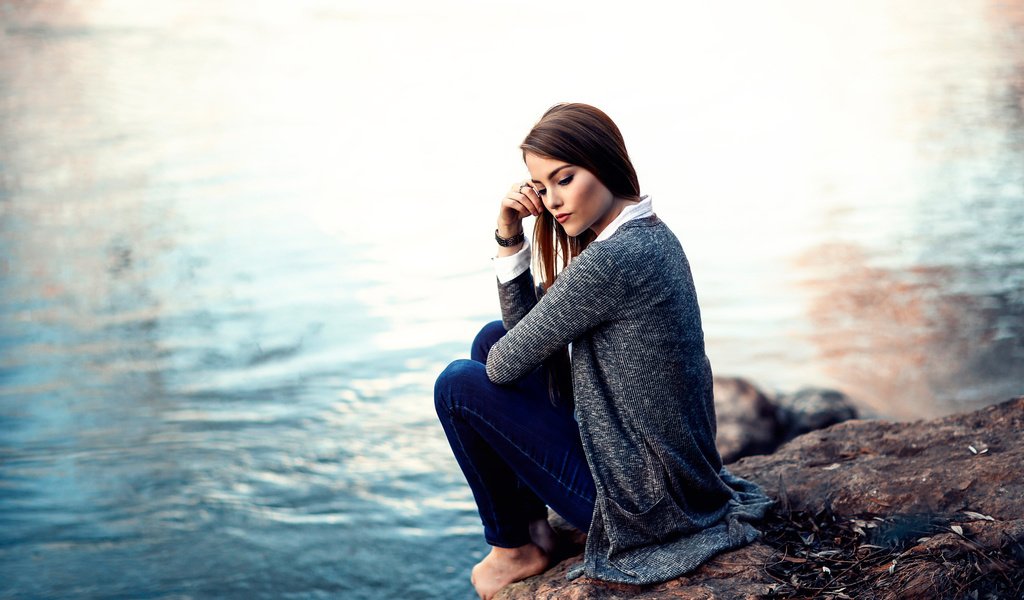 Обои вода, девушка, камень, босая, time to think, алессандро ди чикко, water, girl, stone, barefoot, alessandro di cicco разрешение 2048x1365 Загрузить