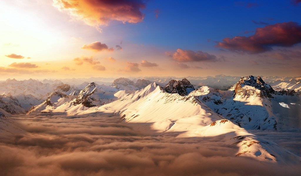 Обои небо, облака, горы, снежные вершины, the sky, clouds, mountains, snowy peaks разрешение 2560x1600 Загрузить