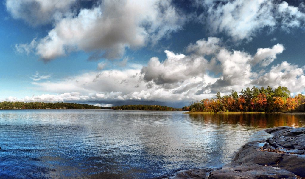 Обои небо, деревья, вода, река, камни, осень, природа. пейзаж, the sky, trees, water, river, stones, autumn разрешение 2560x1600 Загрузить