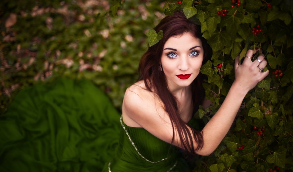 Обои листья, девушка, фон, поза, кусты, макияж, leaves, girl, background, pose, the bushes, makeup разрешение 5616x3473 Загрузить