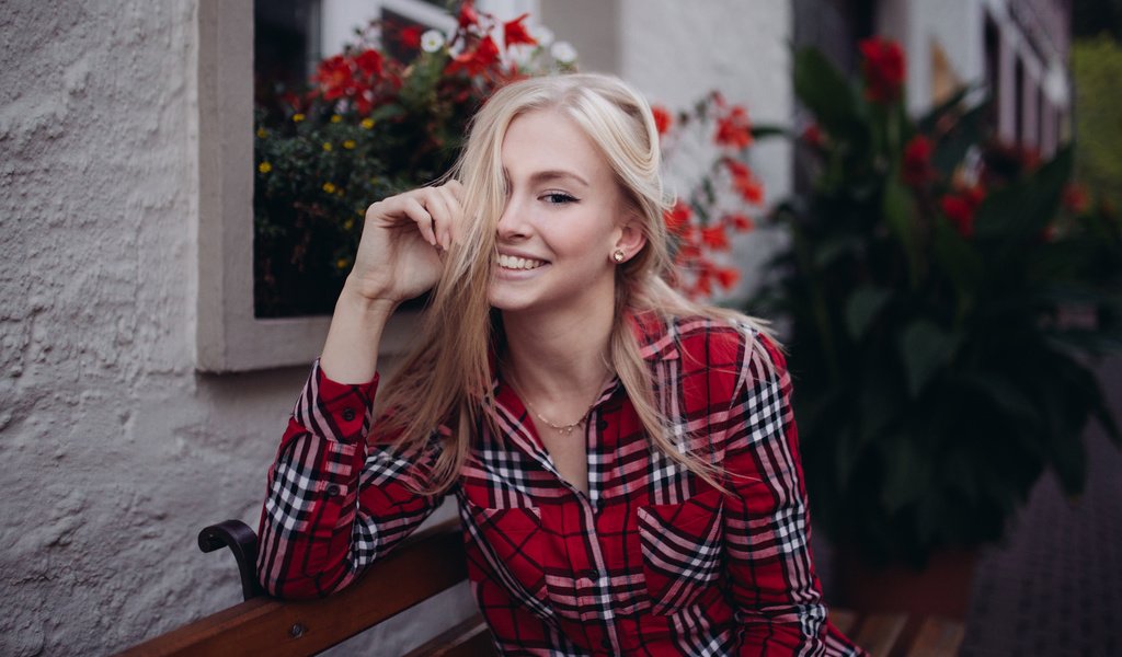 Обои девушка, блондинка, улыбка, рубашка, girl, blonde, smile, shirt разрешение 2262x1414 Загрузить