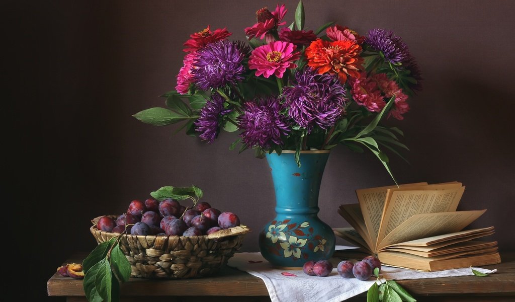 Обои букет, ваза, книга, сливы, астры, цинния, bouquet, vase, book, plum, asters, zinnia разрешение 2700x1890 Загрузить