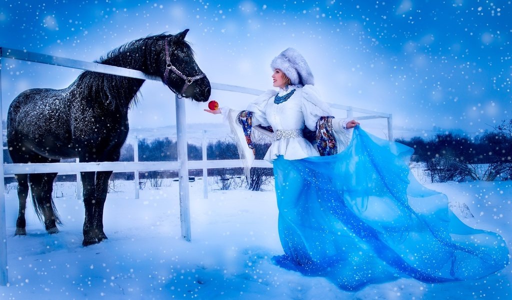 Обои лошадь, снег, девушка, платье, шапка, яблоко, платок, horse, snow, girl, dress, hat, apple, shawl разрешение 1920x1113 Загрузить