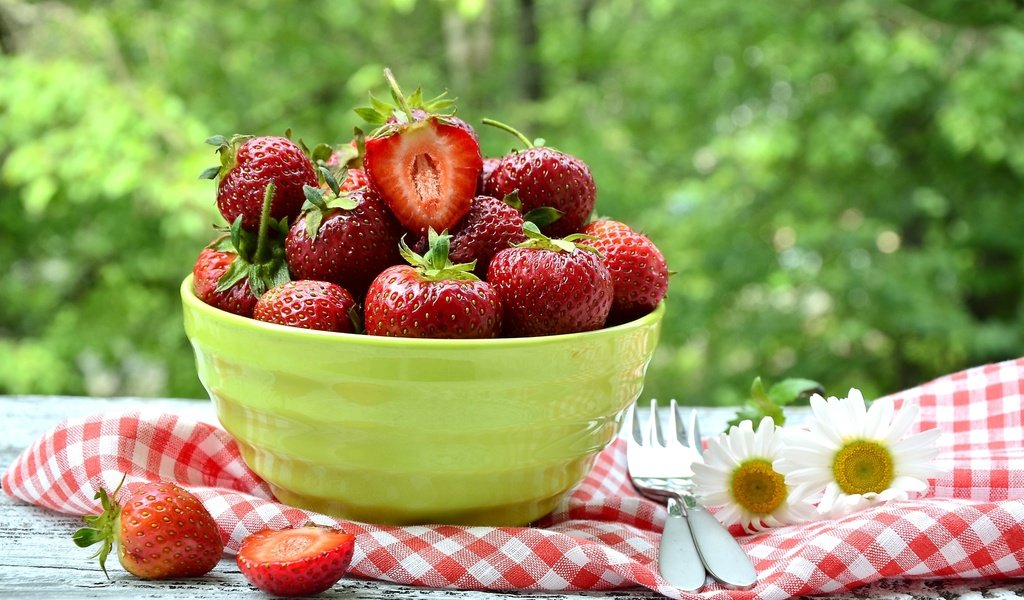 Обои клубника, ромашки, ягоды, миска, strawberry, chamomile, berries, bowl разрешение 2400x1590 Загрузить