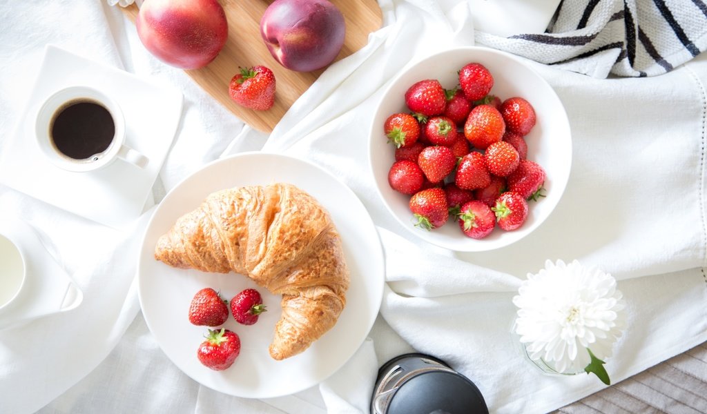 Обои клубника, кофе, круассан, нектарин, strawberry, coffee, croissant, nectarine разрешение 2700x1800 Загрузить