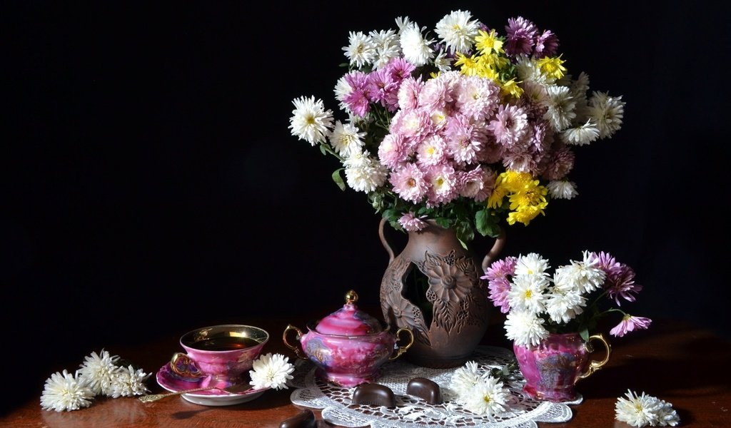 Обои конфеты, чай, хризантемы, натюрморт, candy, tea, chrysanthemum, still life разрешение 2400x1600 Загрузить