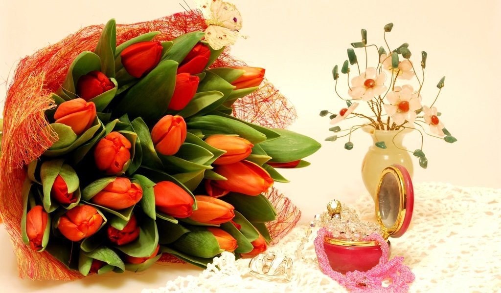 Обои камни, букет, тюльпаны, шкатулка, stones, bouquet, tulips, box разрешение 1920x1285 Загрузить