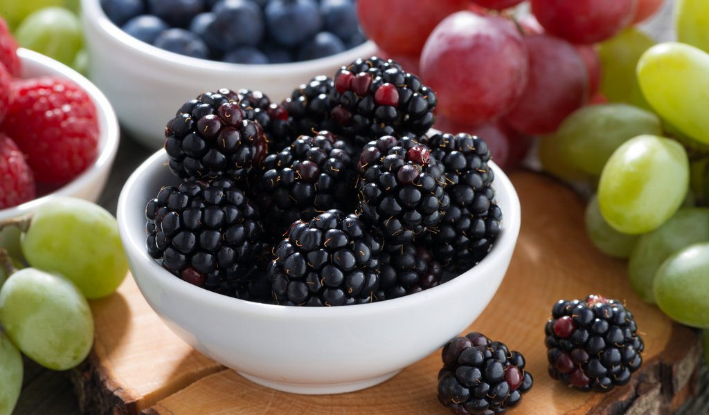 Обои макро, виноград, малина, ягоды, черника, ежевика, macro, grapes, raspberry, berries, blueberries, blackberry разрешение 2048x1367 Загрузить