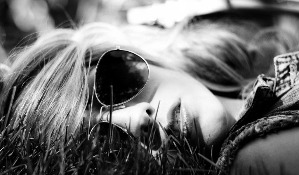 Обои трава, девушка, очки, лежит, grass, girl, glasses, lies разрешение 2048x1356 Загрузить