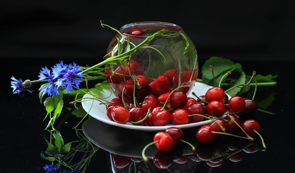 Обои ягоды, вишня, василек, berries, cherry, cornflower разрешение 2400x1499 Загрузить