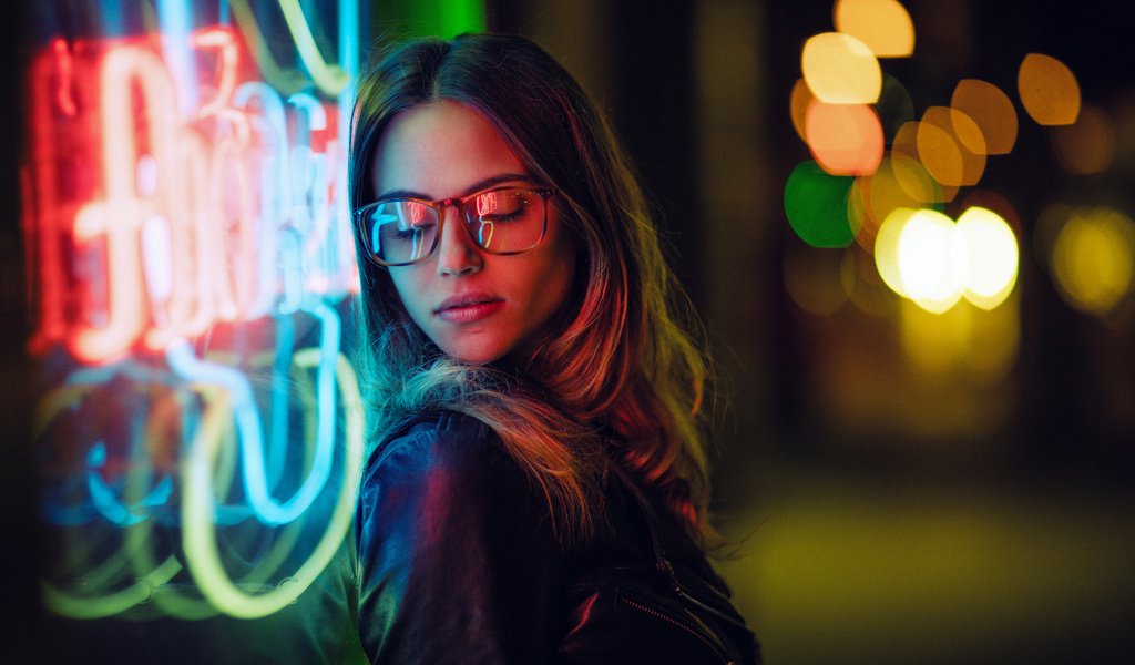 Обои огни, вечер, девушка, очки, волосы, лицо, шарлотка, lights, the evening, girl, glasses, hair, face, charlotte разрешение 2048x1381 Загрузить