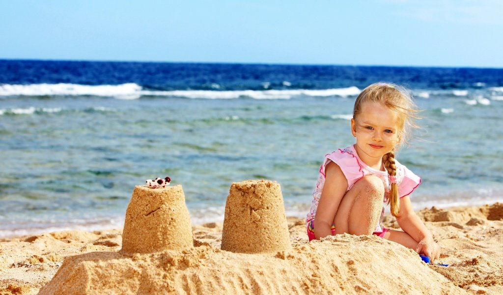 Обои берег, море, песок, девочка, берег моря, дитя, little girls, shore, sea, sand, girl, coast, child разрешение 2880x2139 Загрузить