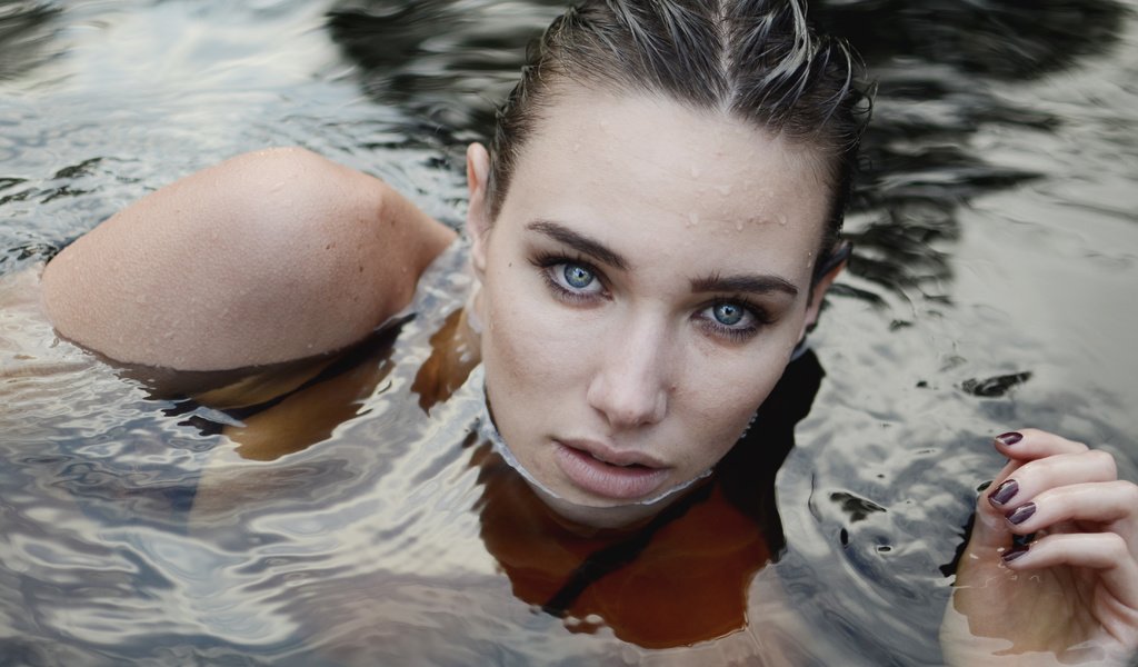 Обои глаза, вода, взгляд, модель, эмили дойл, eyes, water, look, model, emily doyle разрешение 4406x3078 Загрузить