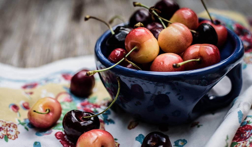 Обои черешня, ягоды, вишня, чашка, cherry, berries, cup разрешение 2048x1485 Загрузить