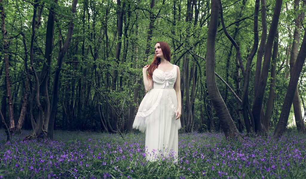 Обои цветы, лес, волосы, женщина, белое платье, flowers, forest, hair, woman, white dress разрешение 1943x1365 Загрузить