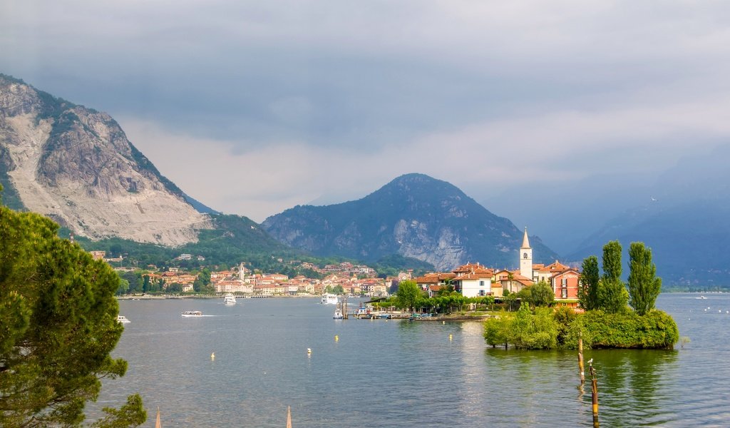 Обои озеро, lake maggiore, fishermen's island, горы, италия, остров, альпы, лаго-маджоре, изола деи пескатори, город-остров, lake, mountains, italy, island, alps, maggiore, isola dei pescatori, city island разрешение 5184x3456 Загрузить