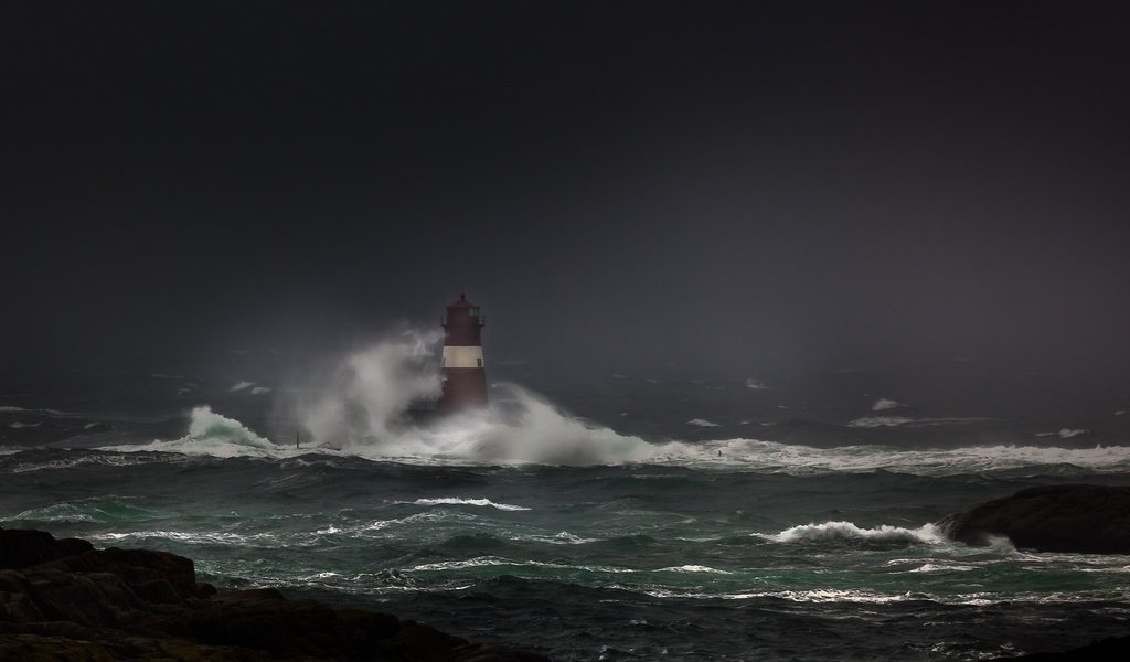 Обои камни, берег, волны, море, маяк, океан, шторм, stones, shore, wave, sea, lighthouse, the ocean, storm разрешение 2048x1340 Загрузить