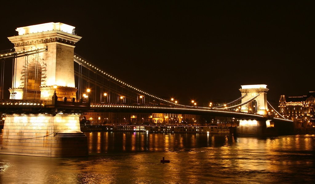 Обои ночь, огни, река, венгрия, будапешт, дунай, цепной мост, night, lights, river, hungary, budapest, the danube, chain bridge разрешение 3861x1642 Загрузить