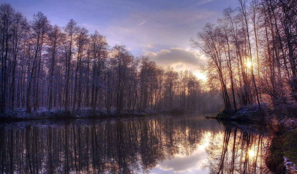 Обои небо, облака, деревья, река, солнце, лес, отражение, осень, the sky, clouds, trees, river, the sun, forest, reflection, autumn разрешение 3500x2160 Загрузить