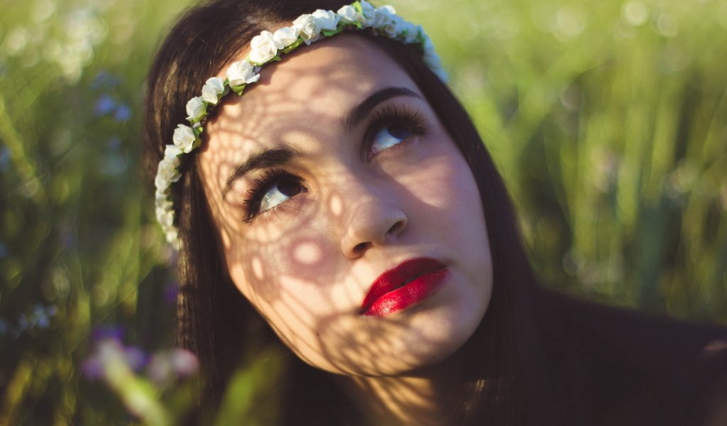 Обои глаза, трава, брюнетка, лицо, крупный план, венок, красные губы, eyes, grass, brunette, face, close-up, wreath, red lips разрешение 2048x1152 Загрузить