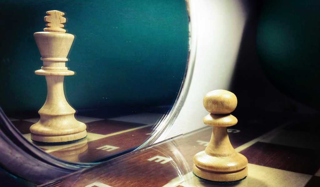 Обои отражение, шахматы, зеркало, королева, пешка, reflection, chess, mirror, queen, pawn разрешение 2560x1600 Загрузить