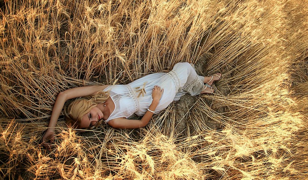 Обои девушка, поле, лето, лежит, пшеница, girl, field, summer, lies, wheat разрешение 1920x1200 Загрузить