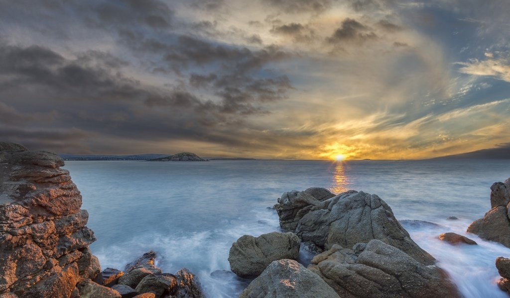 Обои небо, облака, вода, скалы, восход, солнце, отражение, море, the sky, clouds, water, rocks, sunrise, the sun, reflection, sea разрешение 2048x1253 Загрузить