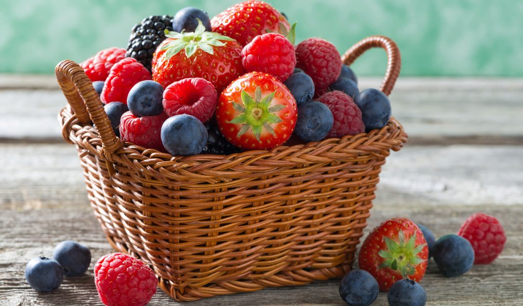 Обои малина, клубника, корзина, ягоды, голубика, raspberry, strawberry, basket, berries, blueberries разрешение 2048x1367 Загрузить