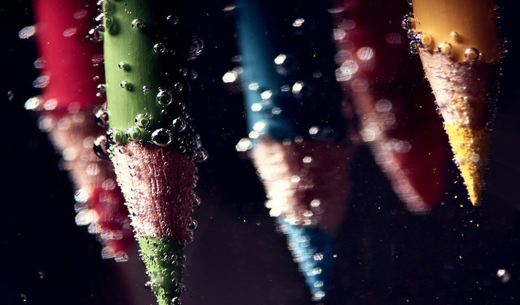 Обои вода, цветные карандаши, макро, фон, капли, цвет, карандаши, цветные, пузырьки, water, colored pencils, macro, background, drops, color, pencils, colored, bubbles разрешение 2560x1600 Загрузить