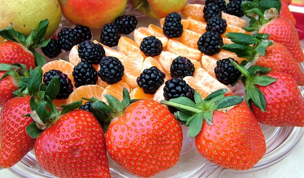 Обои фрукты, клубника, ягоды, яблоко, мандарин, ежевика, fruit, strawberry, berries, apple, mandarin, blackberry разрешение 1920x1252 Загрузить