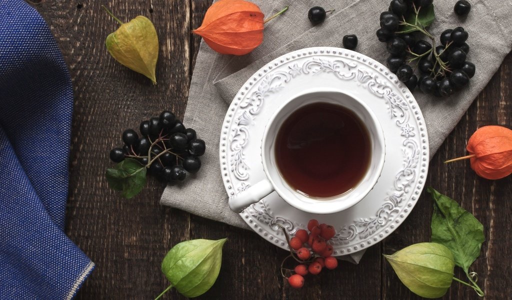 Обои напиток, ягоды, чашка, чай, физалис, рябина, арония, drink, berries, cup, tea, physalis, rowan, aronia разрешение 2048x1365 Загрузить