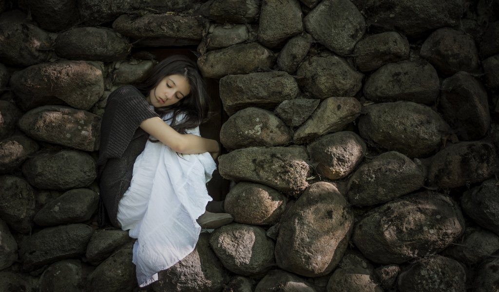 Обои камни, девушка, настроение, фон, поза, стена, закрытые глаза, stones, girl, mood, background, pose, wall, closed eyes разрешение 2560x1600 Загрузить