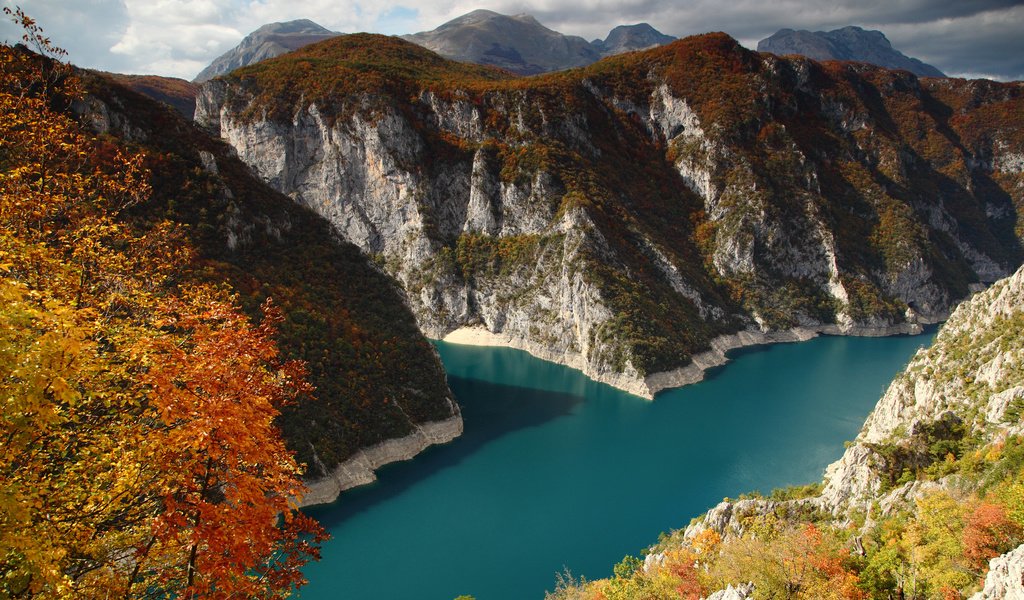 Обои горы, осень, черногория, пивское озеро, mountains, autumn, montenegro, the piva lake разрешение 2880x1854 Загрузить