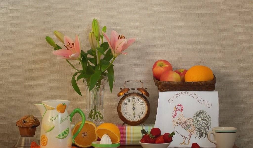 Обои яблоки, клубника, часы, лилия, апельсин, натюрморт, кекс, apples, strawberry, watch, lily, orange, still life, cupcake разрешение 2000x1267 Загрузить