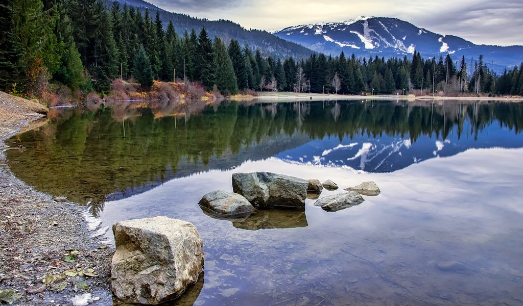 Обои вода, lake whistler, озеро, горы, камни, берег, лес, отражение, канада, water, lake, mountains, stones, shore, forest, reflection, canada разрешение 2710x1800 Загрузить