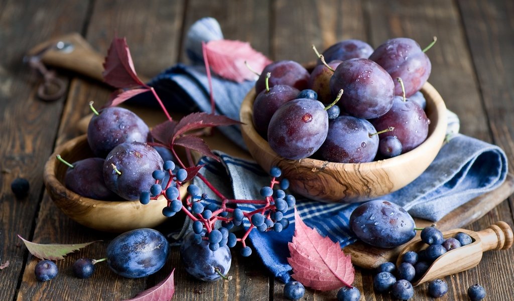 Обои фрукты, стол, ягоды, черника, натюрморт, миска, слива, fruit, table, berries, blueberries, still life, bowl, drain разрешение 2000x1331 Загрузить